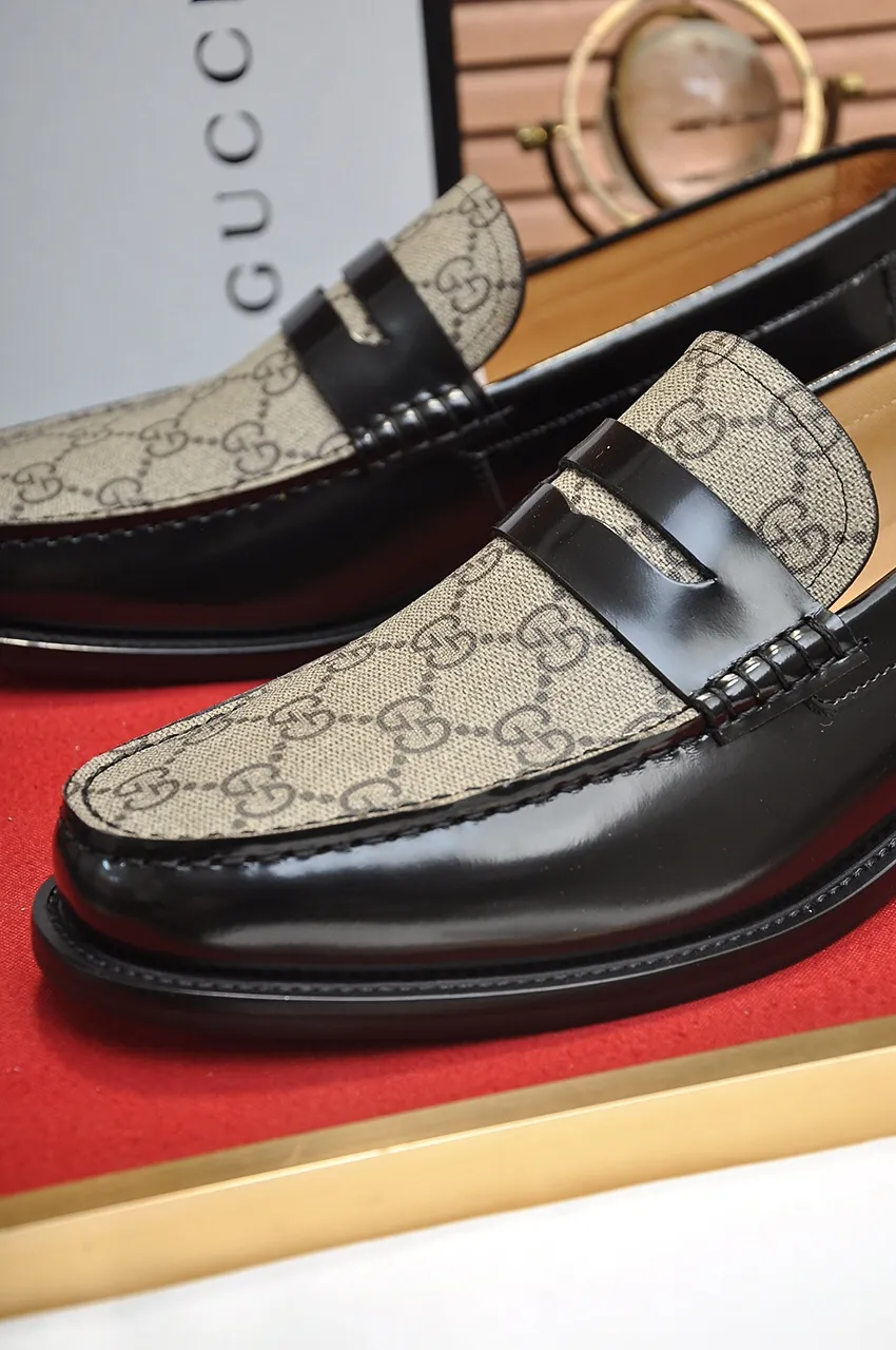 Men's shoes💰560💶Italy's top luxury men's shoe giant (GUCCI) (Gucci) (full cowhide lining) new arrival🍃Original European style🔰 Pleasant to the eye😍In order to make the shoes more durable and non-deformable🌀The production continues to follow traditional methods but there is still no lack of innovation💪Choose original sheepskin for the leather♻️ Smooth and natural And extra bright ⭐Made of imported cowhide, the first choice of rich people 38-45 (45 customized)